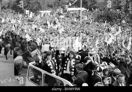 Spurs homecoming après avoir remporté la FA Cup. Les joueurs avec le trophée sur le bus. Le 15 mai 1981. Finale de la FA Cup replay 1981. Banque D'Images