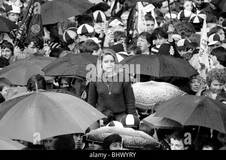 Un ventilateur femal dans la foule à l'Spurs homecoming après avoir gagné la FA Cup. Le 15 mai 1981. Finale de la FA Cup replay 1981. Tottenham Banque D'Images