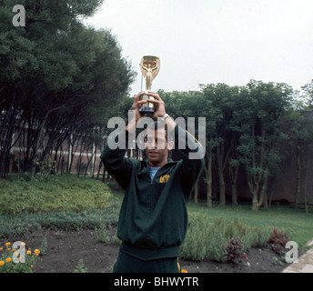 Brésil Le capitaine Carlos Alberto détient en altitude le trophée de la coupe du monde Jules Rimet après le succès de leur tournoi de Coupe du Monde au Mexique Juin 1970 Banque D'Images