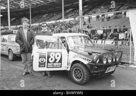 Allan Keefe et J Conroy à côté de leur Austin Mini Cooper S au début de la Coupe du Monde du Daily Mirror, le 19 avril 1970 Rallye Banque D'Images
