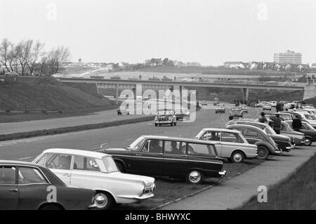 Ligne de spectateurs l'autoroute pour regarder des concurrents dans le quotidien de la Coupe du Monde 1970 Miroirs Rally. Non 3 Peter Jopp B.L.M.C. 1800 est Banque D'Images