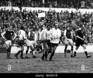 Division de la Ligue anglaise l'un match à White Hart Lane. 1 Tottenham Hotspur v Northampton 1. Alan Gilzean pats Jimmy Greaves sur Banque D'Images