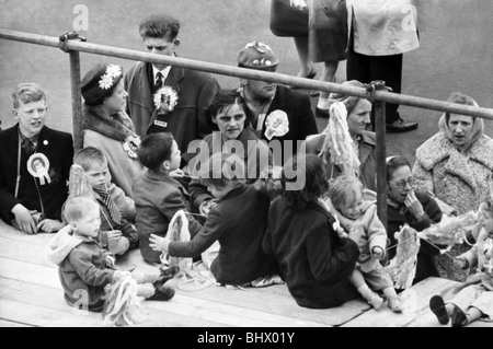 Tottenham Hotspur fans attendre pour leur équipe à la maison après avoir battu Burnley 3-1 en finale de la coupe d'Angleterre à Wembley. Mai 1962 Banque D'Images