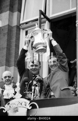 L'équipe de Tottenham Hotspur Capitaine Danny Blanchflower et manager Bill Nicholson tenir la tasse de FA trophy en altitude à partir de la ville de Tottenham Banque D'Images