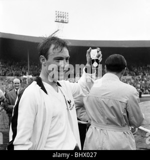 Finale de la FA Cup au stade de Wembley 3 Tottenham Hotspur v Burnley 1. L'attaquant pousse Jimmy Greaves contient jusqu'gagnants à la fin de mai 1962 médaille Banque D'Images