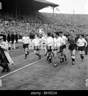 Finale de la FA Cup au stade de Wembley. Tottenham Hotspur 3 c. Burnley 1. L'équipe pousse sur un tour d'honneur à la fin après la Banque D'Images