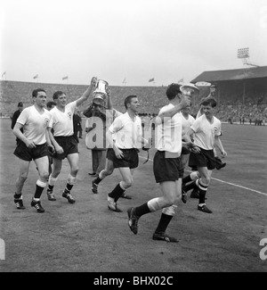 Finale de la FA Cup au stade de Wembley. Tottenham Hotspur 3 c. Burnley 1. L'équipe pousse sur un tour d'honneur à la fin après la Banque D'Images