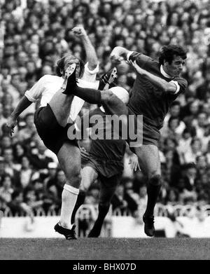 Tottenham Hotspur v Liverpool Football Division 1 Sept 1971 Ian Callaghan s'affrontent pour le bal avec Spurs Ralph Coates Banque D'Images