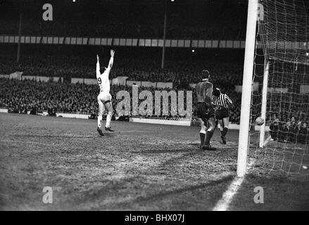 FA Cup 3ème tour entre Millwall et Tottenham Hotspur Janvier 1967 Spurs Alan Gilzean ancien gardien Lawrie Leslie scores Banque D'Images