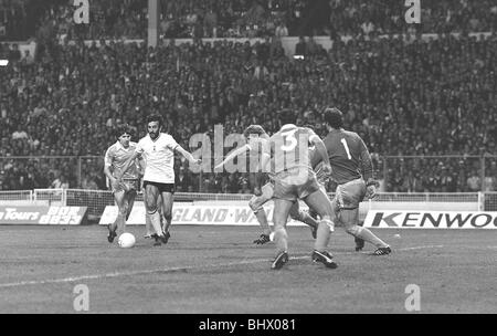 Tottenham Hotspur v Manchester City finale de la FA Cup Mai 1981 Ricardo Villa en action Replay pour marquer un but, éperons a gagné le match. Banque D'Images