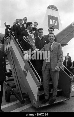 La victoire de l'équipe Tottenham Hotspur holding European Cup Winners Cup trophée gagnants lorsqu'ils descendent de l'avion sur leur Banque D'Images