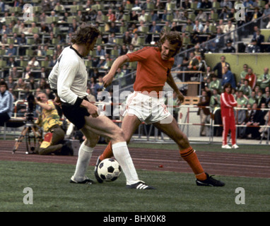 Schwarzenbeck W.Allemagne attaque Hollands Willy van de Kerkhof dans la finale de la Coupe du Monde 1974. Score final : l'Allemagne de l'Ouest 2 Hollande 1 Banque D'Images