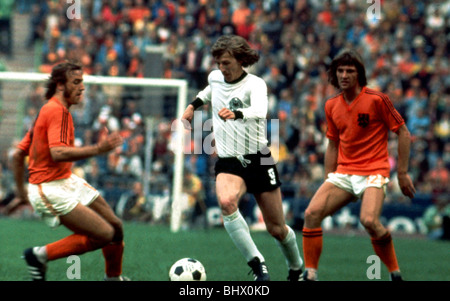 Finale de la Coupe du Monde 1974 au Stade olympique de Munich. L'Allemagne de l'Ouest 2 v Holland 1. Jurgen Grabowski de l'Allemagne de l'Ouest remis en question Banque D'Images