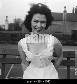 Norma Parnell (20), actrice et mannequin portant romper outfit qui a été conçu par l'ancien champion de tennis Fred Perry, 8e avril 1958 Banque D'Images