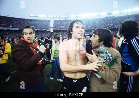 Finale Coupe du Monde 1978 Pays-Bas 1 Argentine 3 après prolongation Daniel Bertoni est interviewé par un rapporté au te fin du match. Banque D'Images