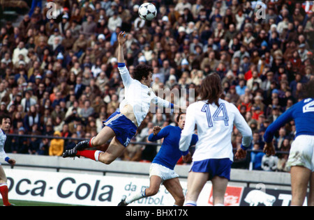 Groupe 1 de la Coupe du Monde 1978 France 1 Italie 2 Michel Platini (15) se jette dans l'air essayant d'obtenir à l'extrémité d'une croix. vu par Marc Berdoll (14) Mar Del Plata Banque D'Images