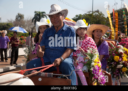 Affichage de fleurs, art floral, ancien et moderne, décorées gaiement, défilé de chars fleurie faite avec des fleurs colorées ; 34e Festival des fleurs de Chiang Mai. Banque D'Images