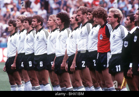 Finale de la Coupe du Monde de Football 1982 Italie 3 Allemagne de l'ouest de Madrid 1 l'équipe allemande de G à D : Littarski, Karl Heinz Forster, Fischer, Dremmler, Bernd Forster, Breitner, Stielike, Briegel, Kaltz, Schumacher, Rummenigge, Banque D'Images