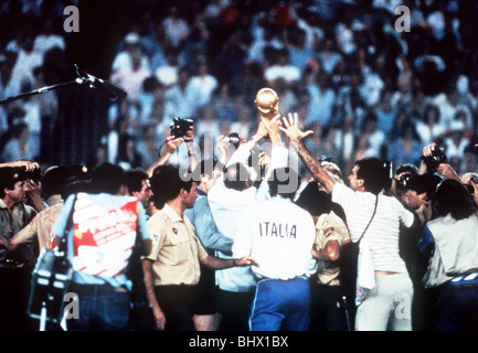 Finale de la Coupe du Monde de Football 1982 Italie 3 Allemagne de l'ouest de Madrid 1 Enzo Bearzot football manager italien détient plus de la Coupe du monde général Banque D'Images