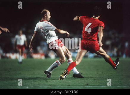 Pologne / Belgique Coupe du Monde 1982 Grzegorz Lato (blanc) et Walter Meeuws (4) Banque D'Images