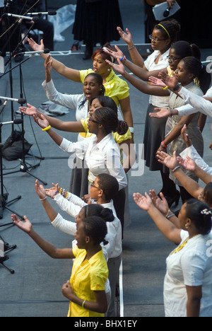 Pathmark Gospel Choir la concurrence dans le World Financial Center à New York Banque D'Images