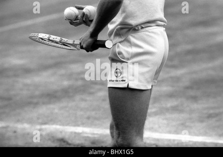 Wimbledon Tennis : Finale Hommes 1981 : John McEnroe v Bjorn Borg. John McEnroe en action sur le centre court Juillet 1981 Banque D'Images