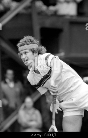 6e jour : Wimbledon McEnroe c. Stan Smith. Centre Court - McEnroe en action aujourd'hui. Juin 1981 81-3647-005 Banque D'Images
