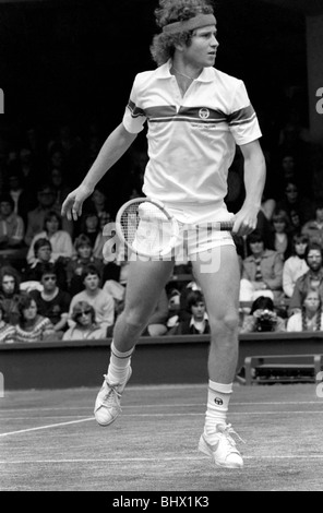 6e jour : Wimbledon McEnroe c. Stan Smith. Centre Court - McEnroe en action aujourd'hui. Juin 1981 81-3647-017 Banque D'Images