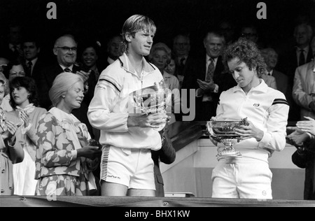 Tournoi de tennis de Wimbledon. 1981 Womens finales. Chris Evert Lloyd c. Hana Mandlikova. L'observation de la princesse Diana. Juillet 1981 81-3782-036 Banque D'Images