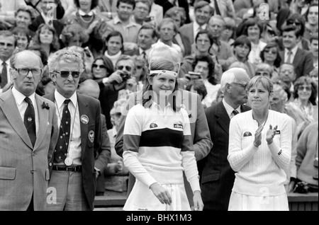 Tournoi de tennis de Wimbledon. 1981 Womens finales. Chris Evert Lloyd c. Hana Mandlikova. L'observation de la princesse Diana. Juillet 1981 81-3782-077 Banque D'Images