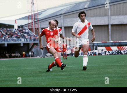 Pérou 1 Pologne 5 Groupe 1 de la Coupe du Monde 1982 Grzegorz Lato shoots Banque D'Images