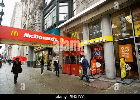 Restaurant McDonald's dans le centre de Manhattan à New York le mercredi, 24 février 2010. (© Richard B. Levine) Banque D'Images