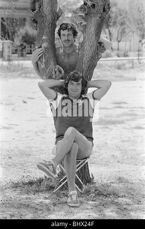 Finales de la Coupe du Monde 1982 en Espagne. L'Irlande du Nord coéquipiers Pat Jennings (assis) et Gerry Armstrong détente à leur camp un Banque D'Images