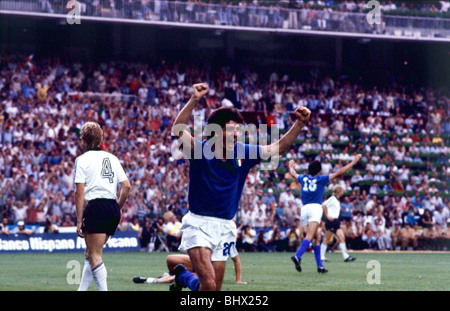 Finale de la Coupe du Monde 1982 Italie 3 W.Allemagne 1 Paolo Rossi célèbre Alessandro Altobelli 3ème but pour l'Italie Santiago Bernabeu Madrid Banque D'Images