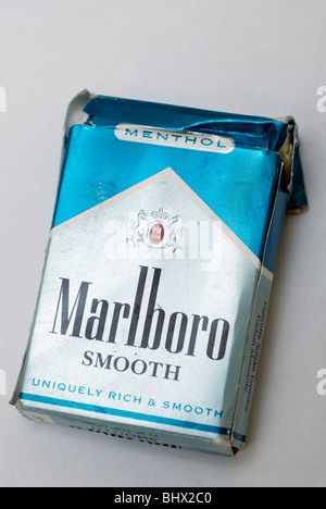 Un paquet de cigarettes Marlboro menthol lisse est vu sur Mardi, 23 février 2010 dans cette nature morte. (© Richard B. Levine) Banque D'Images