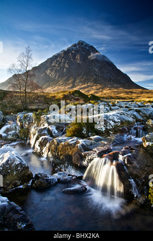 Buachaille Etive Mor au-dessus de chutes Coupal, Glencoe, Ecosse Banque D'Images