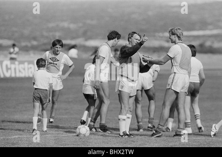 Finales de la Coupe du Monde 1986 au Mexique. L'Angleterre team manager Bobby Robson guide ses joueurs avant qu'ils jouent un club garçons locaux dans Banque D'Images