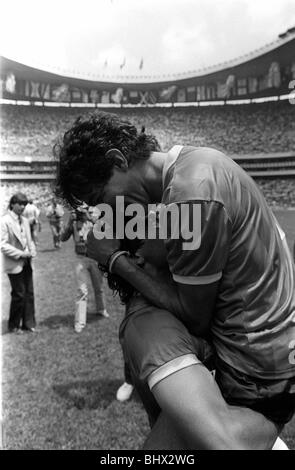 Angleterre Coupe du Monde 1986 Argentine 1 quart de finale 2 joueurs argentins s'embrassent après le coup de sifflet final. Banque D'Images