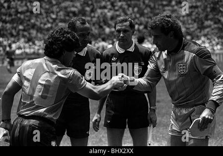 1986 Coupe du monde : Angleterre 1 Argentine 2. Gardien de l'Angleterre, Peter Shilton, serre la main avec Diego Maradona avant kick off. Banque D'Images