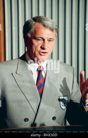 England manager Bobby Robson s'exprimant lors d'une conférence de presse avant le départ du groupe d'Angleterre pour leur Coupe du Monde 1990 matchs d'échauffement. 24 mai 1990. Banque D'Images