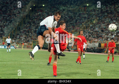 Dernière Coupe du Monde 1990 Angleterre 16 1 Belgiun 0 après prolongation Steve Bull (blanc) est à la tête de la balle loin de Franky Van der Elst Banque D'Images