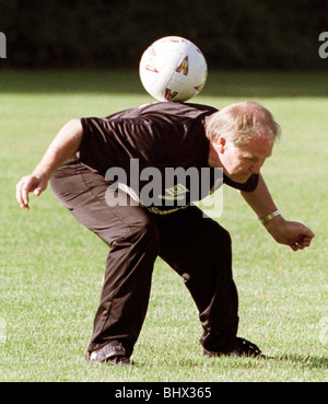 Craig Brown Coupe du Monde Ecosse Squad dans formation USA Mai 1998 manager Craig Brown se penche en avant sur le dos du football d'équilibrage Banque D'Images