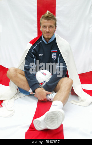 David Beckham, mai 2002 l'Angleterre football le capitaine est photographié drapé de la croix de St George sur Awaji Island, Japon Banque D'Images