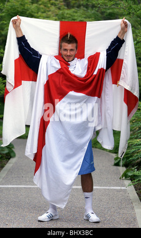 David Beckham, mai 2002 l'Angleterre football le capitaine est photographié drapé de la croix de St George sur Awaji Island, Japon Banque D'Images