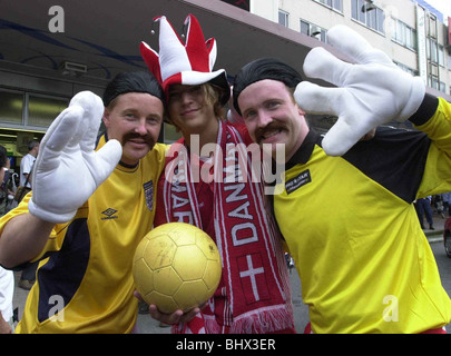 Les fans de football supporters Juin 2002 Photo à venir d'Angleterre / Danemark 2e tour David Seamans Mel Kenny et Matt Wyatt "enregistrer" un ventilateur danemark japonais Banque D'Images