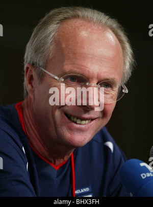 Sven Goran Eriksson Juin 2002 Gestionnaire de l'Angleterre lors d'une nouvelle conférence de presse le lendemain de l'Angleterre avait battu le Danemark 3-0 pour atteindre la Banque D'Images