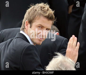 David Beckham avec le reste de l'équipe anglaise de football de quitter l'aéroport de Luton en route pour l'Allemagne et la Coupe du monde. Juin 2008 Banque D'Images