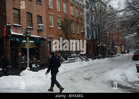 Une âme brave la neige dans le quartier de West Village à New York Banque D'Images