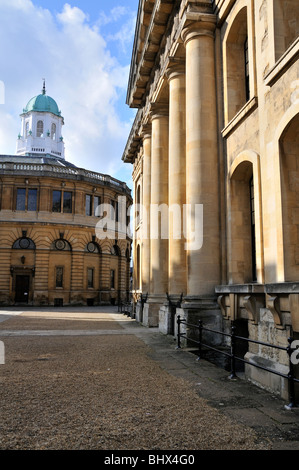 Le Sheldonian Theatre (dans le lointain) avec le Clarendon Building à droite, Oxford, Angleterre. Banque D'Images