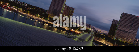Donnant sur Biblioteque Nationale de France François Mitterrand, Pont Simone de Beauvoir, Paris, France Banque D'Images